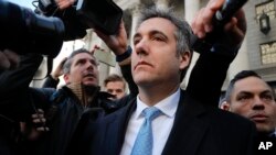 Michael Cohen bước ra khỏi tòa án liên bang, ngày 29 tháng 11, 2018 ở New York. 