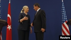 Ngoại trưởng Mỹ Hillary Clinton và Ngoại trưởng Thổ Nhĩ Kỳ Ahmet Davutoglu trao đổi sau một cuộc họp báo ở Istanbul, Thổ Nhĩ Kỳ, ngày 11/8/2012.