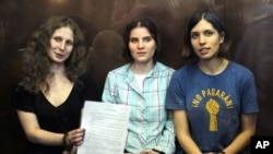 Thành viên của nhóm Pussy Riot (từ trái): Maria Alekhina, Yekaterina Samutsevich, và Nadezhda Tolokonnikova