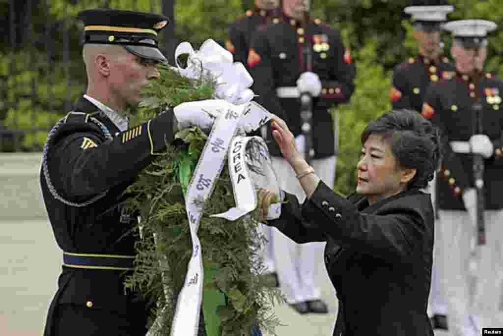 Tổng thống Park Geun-Hye đặt v&ograve;ng hoa tại Mộ Tử sĩ V&ocirc; danh tại Nghĩa trang Quốc gia Arlington, bang Virginia, ng&agrave;y 6 th&aacute;ng 5.