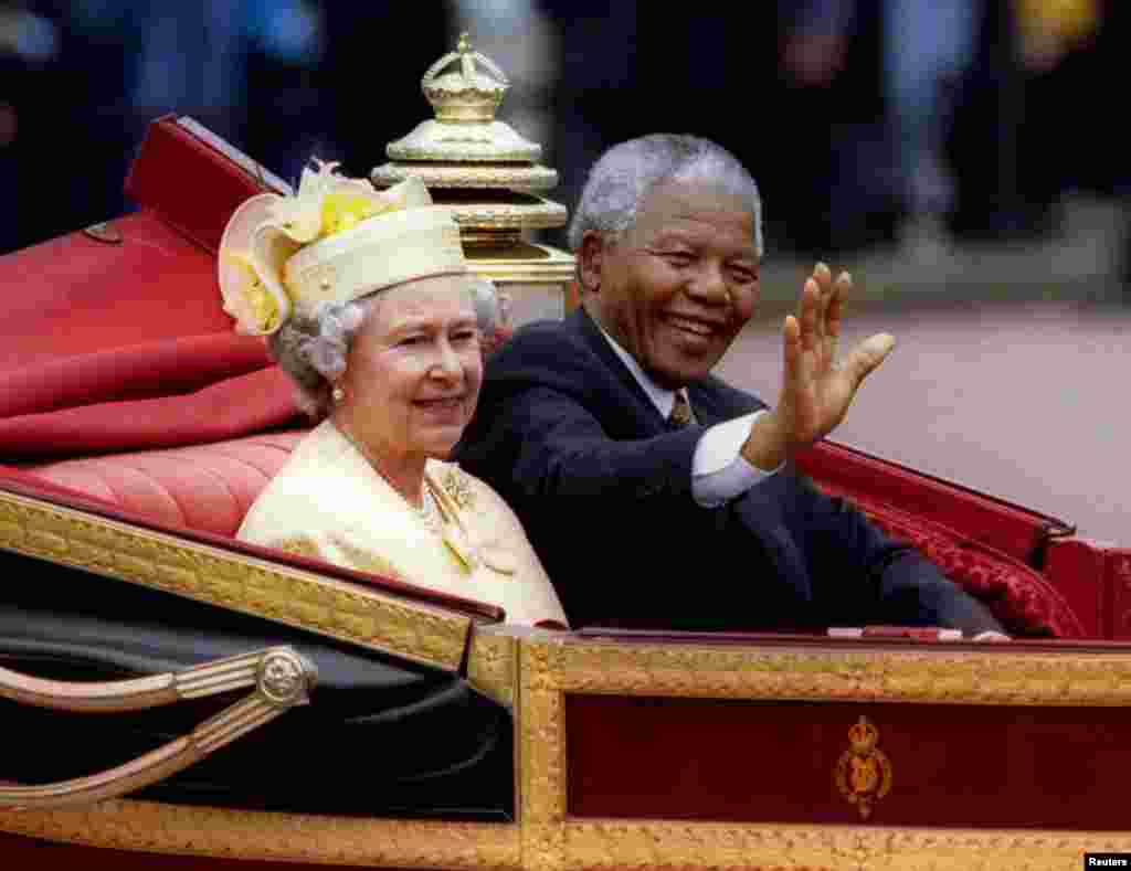 1996&#39;da İngiltere&#39;ye düzenlediği resmi ziyarette Güney Afrika Cumhurbaşkanı Nelson Mandela ve Kraliçe 2. Elizabeth