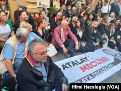 Can Atalay’ın tahliye edilmemesini protesto etmek için dün akşam İstanbul Barosu'nun önünde oturma eylemi düzenlendi