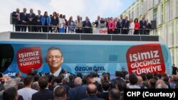 CHP lideri Özel, halkın kendilerine bir tüketici kredisi değil yatırım kredisi verdiğini söyledi. 