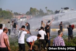 İncirlik Hava Üssü’ne girmeye çalışan kalabalığa polis biber gazı ve tazyikli su ile müdahale etti.