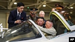 Nan foto sa a ke gouvenman rejyon Khabarovsky Krai distribye bay lapres, lide Kore di No, Kim Jong Un gade yon djet milite pandan lap vizite yon izin ki konstwi djet sa yo nan Larisi, 15 Sept. 2023. 