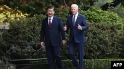 Chủ tịch Trung Quốc Tập Cận Bình và Tổng thống Hoa Kỳ Joe Biden đi dạo tại Filoli Estate ở Woodside, California, trong tuần lễ của hội nghị Hợp tác Kinh tế Châu Á-Thái Bình Dương, ngày 15/11/2023.