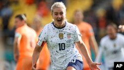 Jwez Ameriken Lindsey Horan selebre apre li make yon gol pou ekip li nan match Gwoup E kont La Oland, 27 Jiye, 2023. 