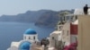 Santorini en çok turist çeken Yunan adalarından biri.