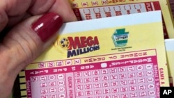 ABD'de satılan Mega Millions lotosunu tutturma olasılığının 302 milyon 500 binde bir olduğu belirtiliyor