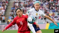 Tiền đạo ngôi sao của Mỹ Megan Rapinoe (phải) tranh bóng với tiền vệ Dương Thị Vân của Việt Nam trong trận đấu bảng mở màn bảng E tại vòng chung kết bóng đá nữ thế giới đang được tổ chức ở New Zealand và Úc.