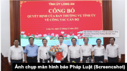 Ông Trương Tấn Sơn (người cầm hoa) được các lãnh đạo cao nhất của tỉnh Long An tiếp đón (Ảnh chụp màn hình báo Pháp Luật)