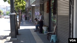 Sığınmacıların yoğun yaşadığı bölgelerden biri olan İnönü Caddesi’nde VOA Türkçe’ye konuşan Suriyeli esnaf, her iki ülkede de yaşanan şiddet olaylarını doğru bulmadıklarını belirterek, kaygılarından dolayı işyerlerini açamadıklarını ifade etti.