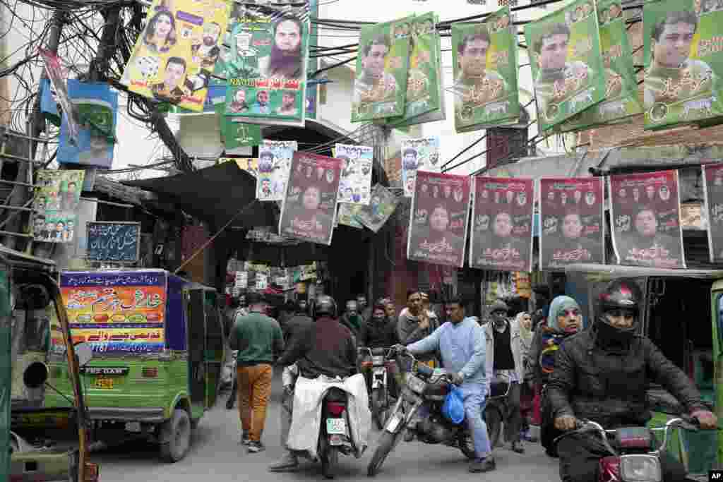 لاہور میں سیاسی گہما گہمی عروج پر ہے جہاں مسلم لیگ ن اور تحریکِ انصاف کے حامی آزاد امیدواروں کے درمیان کانٹے کا مقابلہ متوقع ہے۔&nbsp;