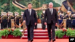 Prezidan Lachin Xi Jinping, a goch, ak Prezidan Kiba Miguel Diaz-Canel Bermudez nan Peken, 25 Nov. 2022.