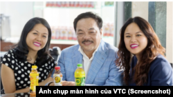 Ông Trần Quý Thanh cùng hai con gái: Trần Uyên Phương (phải) và Trần Ngọc Bích (trái) - Ảnh chụp màn hình VTC