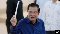 Thủ tướng Hun Sen Đảng Nhân dân Campuchia (CPP) bỏ phiếu tại phòng phiếu ở Takhmua, tỉnh Kandal, đông nam Phnom Penh, ngày 23/7/2023. 