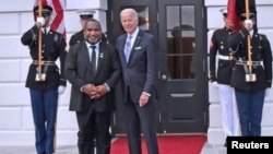 Thủ tướng Papua New Guinea James Marape (trái) và Tổng thống Hoa Kỳ Joe Biden gặp nhau tại Hội nghị thượng đỉnh các quốc đảo Thái Bình Dương - Hoa Kỳ ở Washington, vào ngày 29 tháng 9 năm 2022.