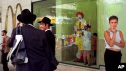 Foto Achiv: Moun ki abite Jeruzalem kanpe devan restoran McDonald's la anba lavil, 16 Out, 2002.