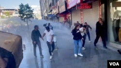 Polis protesto eylemine katılanlara tazyikli su ve biber gazıyla müdahale etti.