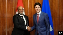 Premye Minis Kanadyen Justin Trudeau (a dwat) patisipe nan yon reyunyon bilateral ak Premye Minis Ayisyen Ariel Henry pandan konferans CARICOM nan nan Nassau, Bahamas, 16 Fevriye 2023. 