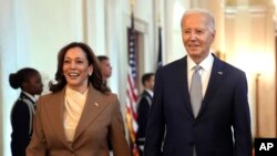 Foto Achiv: Vis Prezidan Kamala Harris (a goch) ak Prezidan Joe Biden nan Lamezonblanch, 9 Me, 2024. 