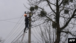 روسی حملے سے بجلی کی لائنوں کو پہنچنے والے نقصان کی ایک کارکن مرمت کر رہا ہے۔
اے ایف پی ۔۔۔فوٹو