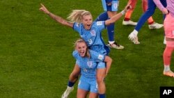 Jwez Anglez Rachel Daly ak Georgia Stanway selebre apre viktwa seleksyon an sou Ostrali nan match semifinal yo nan Mondyal Foutbol Feminen an nan Sydney, Ostrali, 16 Out, 2023. 