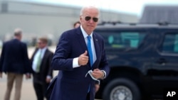 Foto Achiv: Prezidan Joe Biden rive nan baz aviyasyon Etazini Dover Air Force Base nan eta Delaware, pou l monte nan Air Force One pou tounen Washington, 23 Jiye, 2024. 