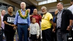 Prezidan Joe Biden poze pou yon foto pandan yon rankont ak manm kominote Maui ke dife ravaje, 21 Out, 2023. 