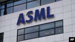 Logo của ASML, nhà sản xuất trang thiết bị bán dẫn hàng đầu của Hà Lan, tại trụ sở chính ở Veldhoven.