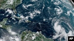 Imaj satelit NOAA sa a montre Ouragan Lee, nan Oseyan Atlantik la, 6 Sept. 2023. 