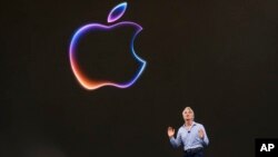 Carl Federighi, vis prezidan pi wo plase Apple ki responsab pou lojisyel yo pale pandan yon konferans nan Cupertino, Kalifoni, 10 Jyen 2024. 