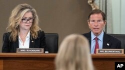 Foto Achiv: Senate Marsha Blackburn (Repibliken Tennessee) ak Senate Richard Blumenthal (Demokrat Connecticut) pandan yon odisyon nan Washington, 5 Oktob, 2021. 