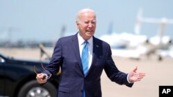 Prezidan Joe Biden debake nan avyon Air Force One nan baz aviyasyon Andrews nan eta Maryland, 23 Jiye, 2024.