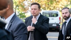 Elon Musk, PDG X (Twitter) ak Tesla rive nan Kongre a pou asiste yon rankont Sena a sou entelijans atifisyel, nan Washington, 13 Sept. 2023. 