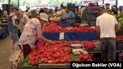 Pazar alışverişi yapan İzmirliler fiyat artışlarından etkilendiklerini söyledi.