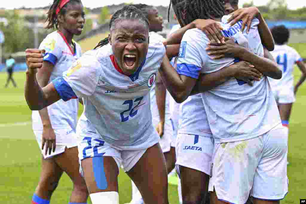 Roselord Borgella selebre gol Melchie Dumonay la nan match kalifikasyon Mondyal foutbol FIFA a kont Chili nan Auckland, La Nouvel Zeland, 22 Fevriye 2023.