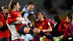 Jwèz Espayol Olga Carmona selebre ak ko-ekipye li yo apre yo kale La Suèd nan semifinal Mondyal Foutbol Feminen an nan Auckland, Nouvèl Zeland, 15 Out, 2023. 