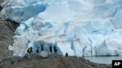 Mendenhall Buzulu Alaska'da turistlerin en fazla ilgisini çeken yerlerden biri