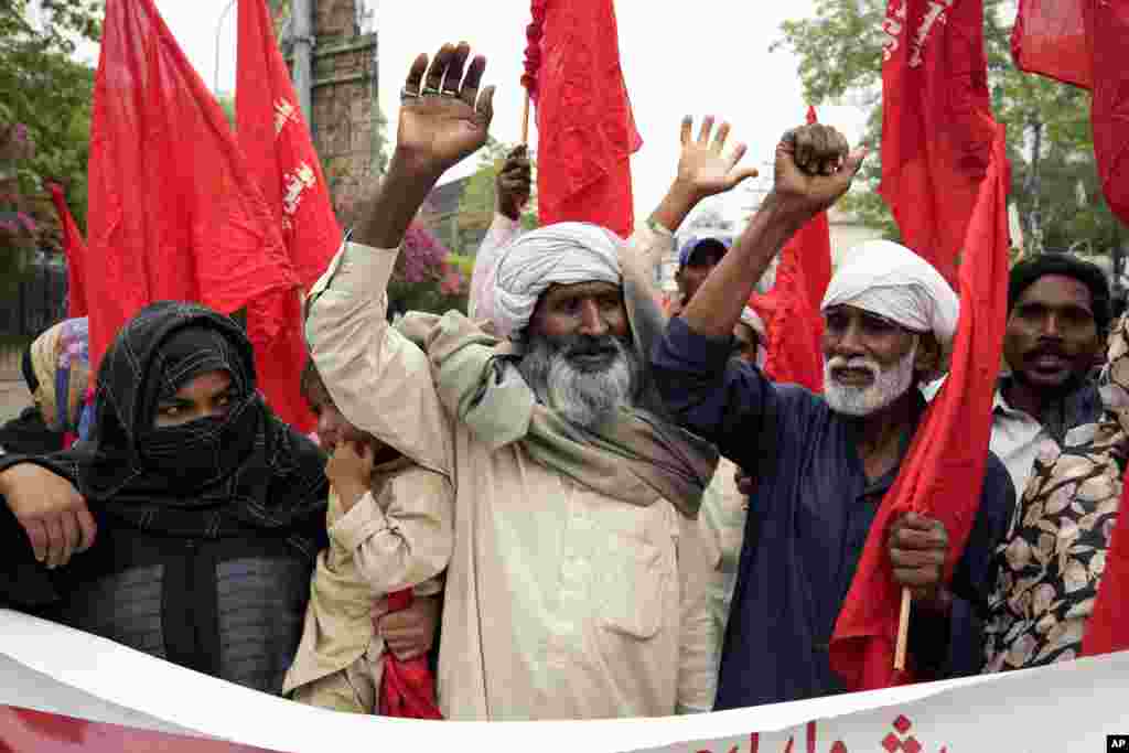 پاکستان میں محنت کش اپنے حقوق کا مطالبہ کرنے کے لیے سڑکوں پر موجود ہیں۔