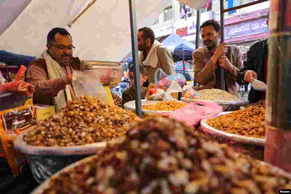 یمن کے دارالحکومت صنعا میں شہری خریداری میں مصروف ہیں۔