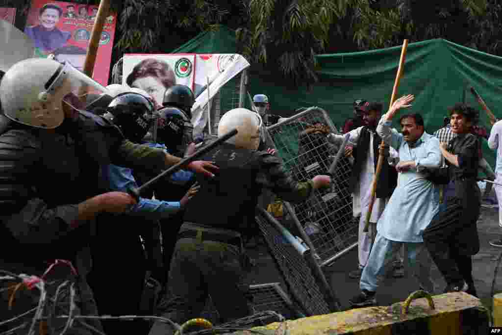 پی ٹی آئی نے اپنے سوشل میڈیا اکاؤنٹس کے ذریعے کارکنان کو زمان پارک پہنچنے کی ہدایت کی ہے۔