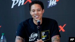 Foto Achiv: Jwez Basketbol WNBA Brittney Griner pale pandan yon konferans pou lapres nan vil Phoenix, Arizona, 27 Avril, 2024.