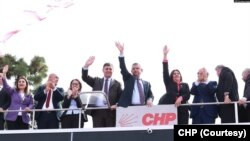 CHP lideri Özgür Özel’in İzmir’i seçim sürecinde sık ziyaret etmesi, İzmir’de CHP'nin zorda olduğu yorumlarına yol açtı.