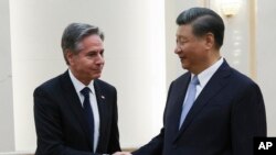 Sekrete d Eta Antony Blinken salye Prezidan Chinwa Xi Jinping nan Gran Sal Pep la nan Peken, kapital Lachin, Lendi 19 Jyen 2023. 