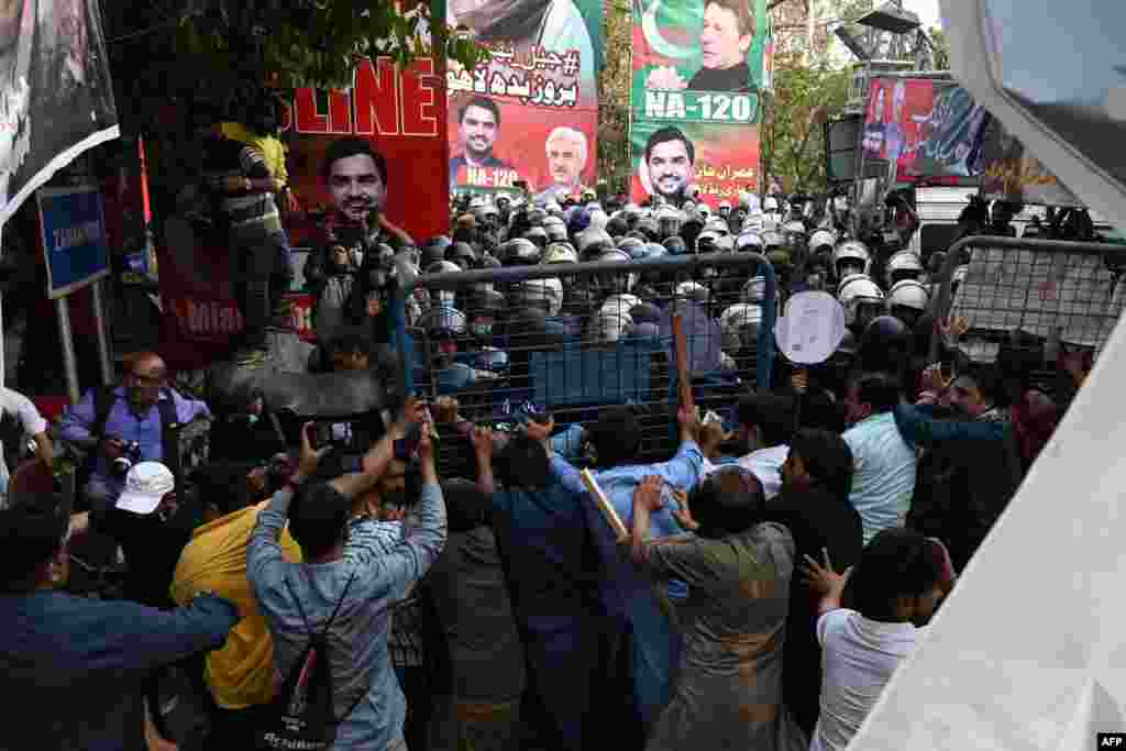 لاہور کی ضلعی انتظامیہ نے کشیدہ صورتِ حال کے باعث شہر کے کئی علاقوں میں تعلیمی ادارے بند کر دیے ہیں۔