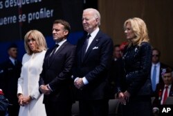 Prezidan Joe Biden, premye dam Jill Biden, Prezidan Franse Emmanuel Macron ak madanm ni Brigitte Macron nan Normandy, 6 Jyen 2024.