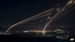 Hệ thống phòng không Iron Dome của Israel khai hỏa để đánh chặn một cuộc tấn công từ Lebanon vào khu vực Galilee vào ngày 4/8/2024. Việt Nam và nhiều nước khuyến cáo công dân rời khỏi các nước Trung Đông khi căng thẳng khu vực gia tăng.