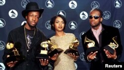 Foto Achiv: Fugees yo (de goch a dwat) Wyclef Jean, Lauryn Hill ak Prakazrel Michel poze ak pri Grammy yo ranpote pou Meye Pefomans R&B yon Duyo oubyen Gwoup pou chante "Killing Me Softly With His Song" nan Nouyok, 30 Fevriye 1997.