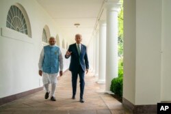 Prezidan Joe Biden mache ak Premye Minis Endyen Narendra Modi pou al nan Biwo Oval Lamezonblanch la, Jedi 22 Jyen 2023, nan Washington.